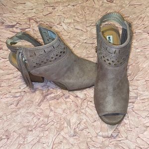 Womens tan chunky heel